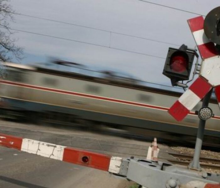 Maşină lovită de tren la Bâldana, două persoane rănite