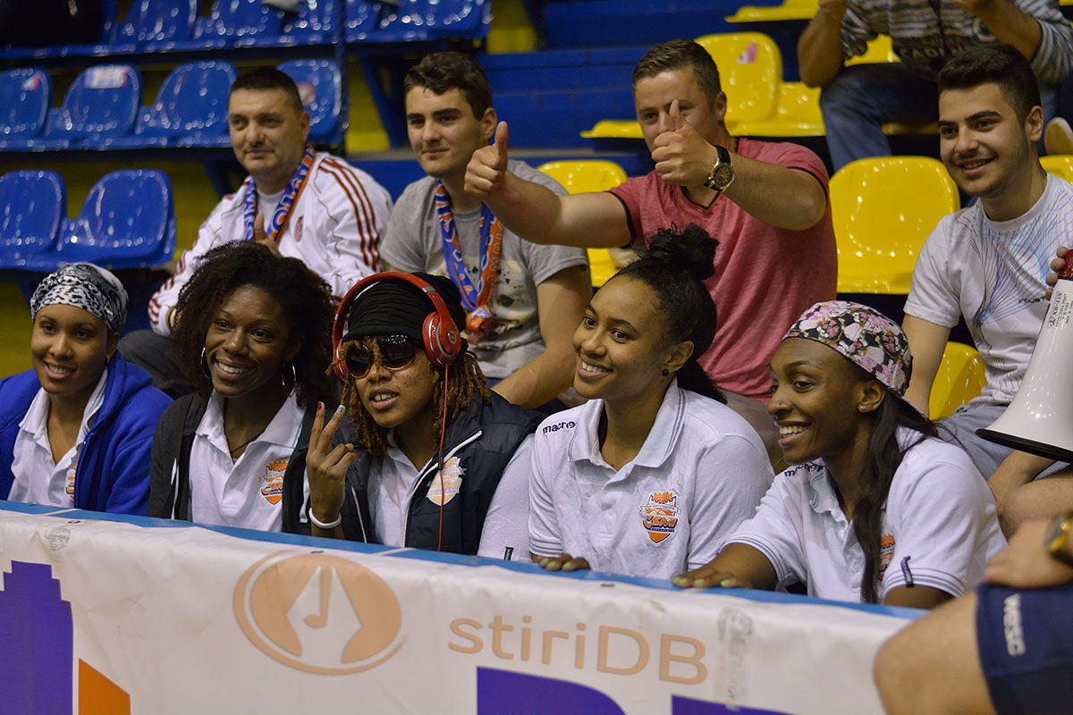 Componente ale echipei de baschet a CSM, in tribuna la meciul de volei (Monique Coker, Chrissy Givens,  Porsche Poole, Jasmine Watson, Porchia Green)