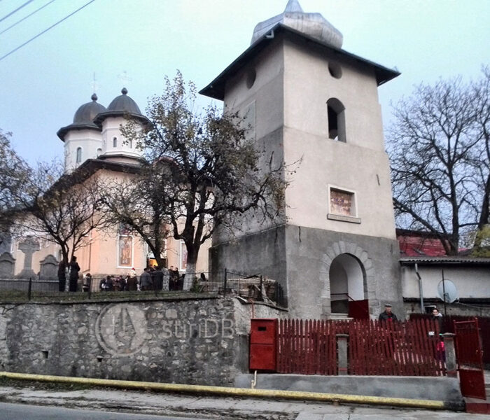 Biserica din Pietroşiţa, deschisă spre slujire, după incendiul de acum câţiva ani