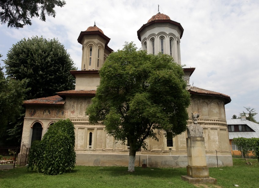 biserica-targului-exterior