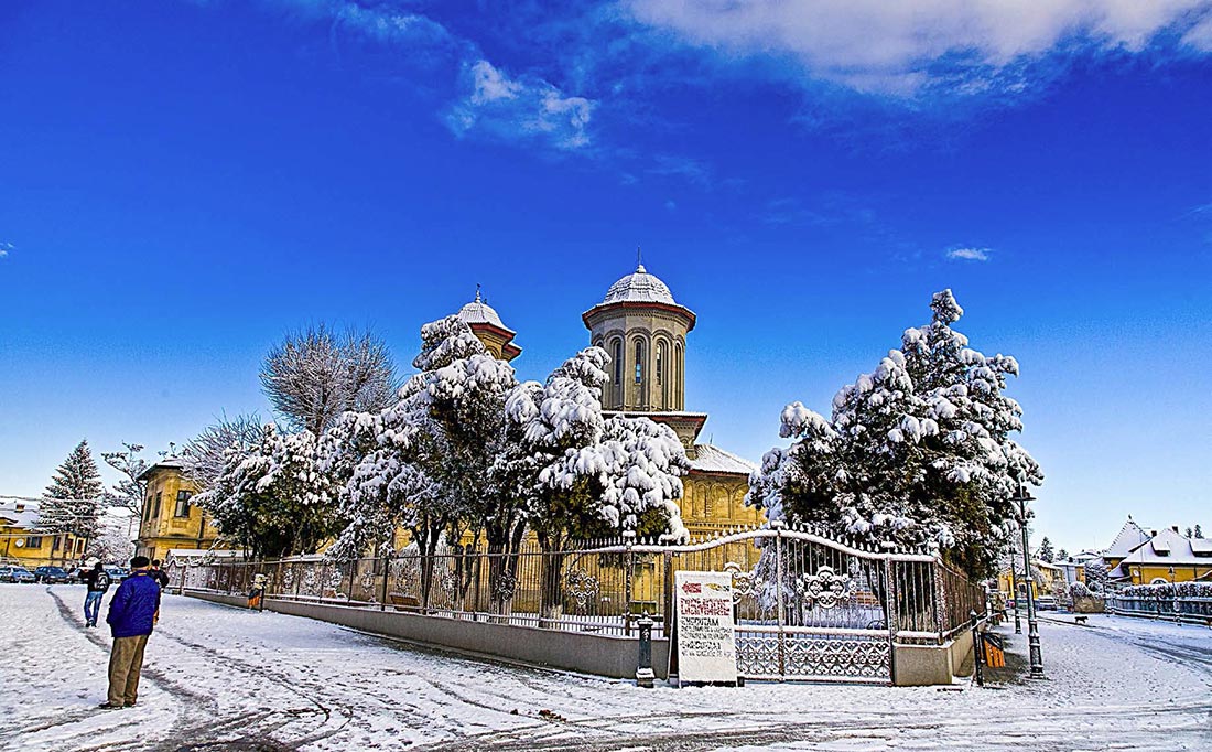 Biserica și curtea văzute din unghiul făcut de străzile Al.I. Cuza (dreapta) și Ion Heliade Rădulescu (stânga).