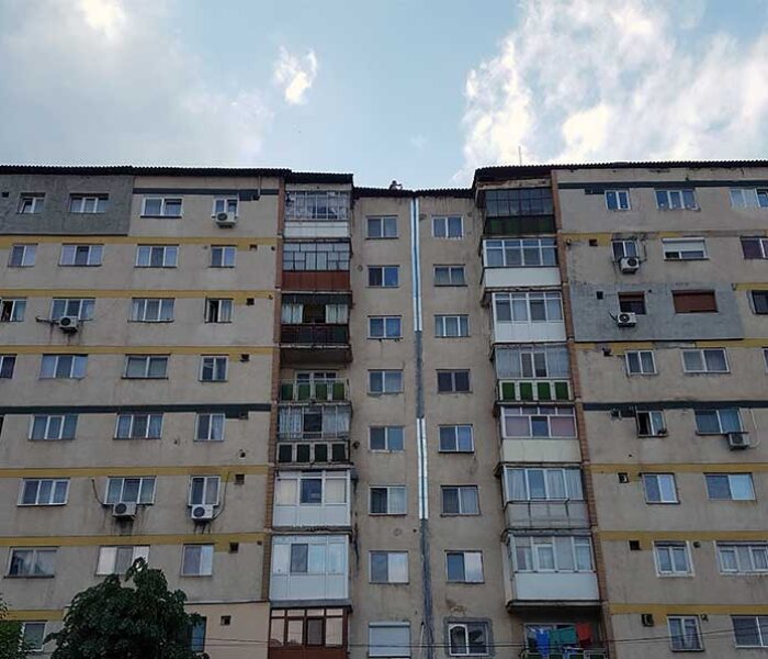 Târgovişte: Un bărbat ameninţă că se aruncă de pe un bloc cu 10 etaje