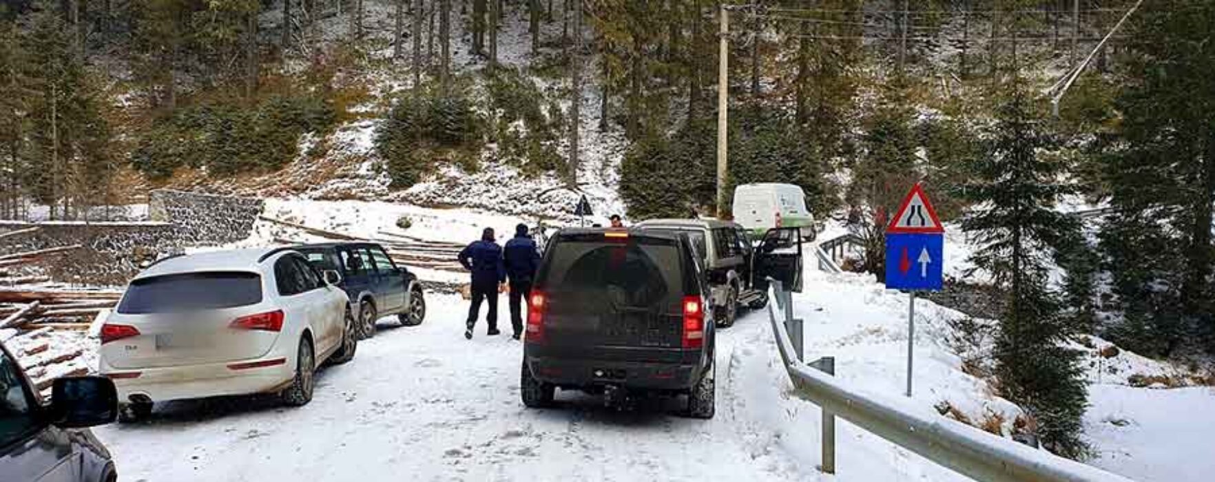 Dâmboviţa: Turişti rămaşi blocaţi cu maşinile în zona montană, ajutaţi de jandarmi, poliţişti şi salvamontişti