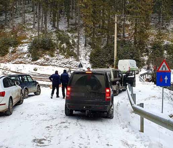 Dâmboviţa: Turişti rămaşi blocaţi cu maşinile în zona montană, ajutaţi de jandarmi, poliţişti şi salvamontişti