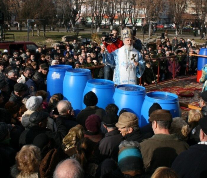 Credincioşii sunt aşteptaţi, miercuri, la Mitropolia Târgovişte să ia aghiasmă