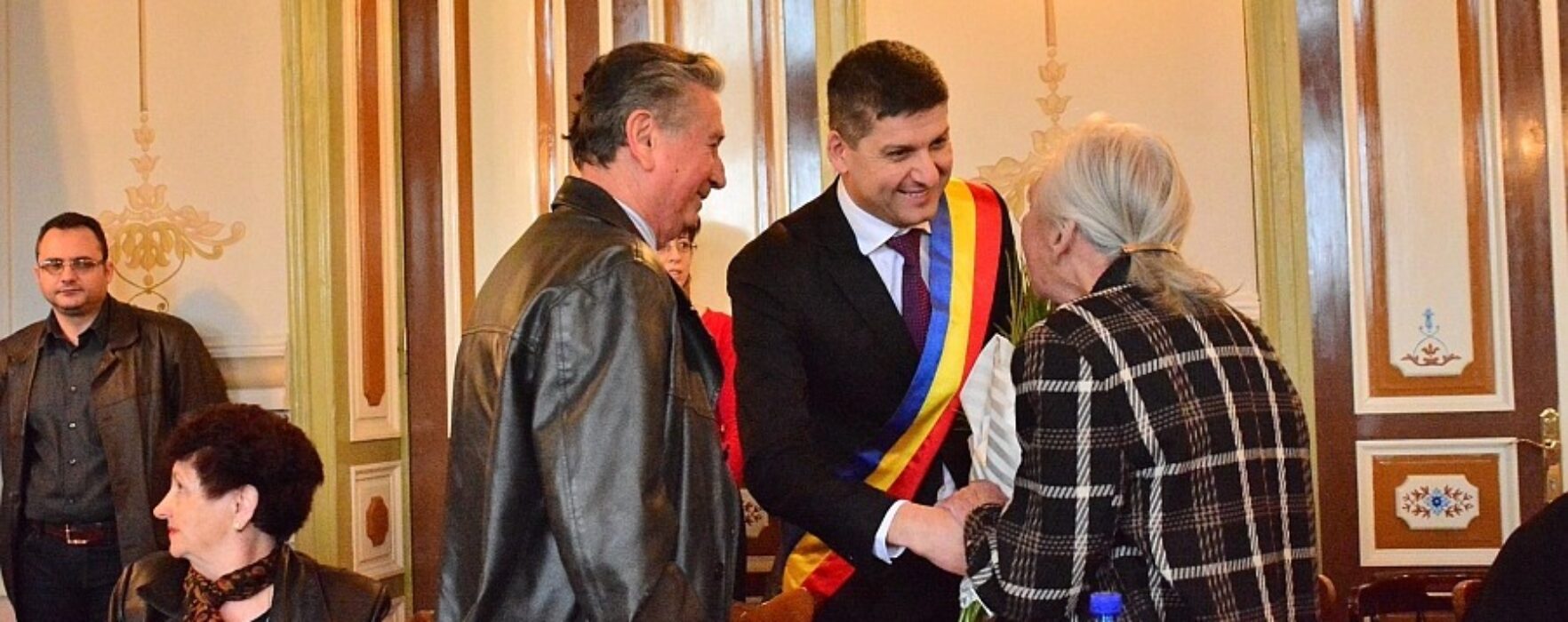 Cuplurile care au împlinit 50 de ani de la căsătorie, premiate de Primăria Târgovişte (video)