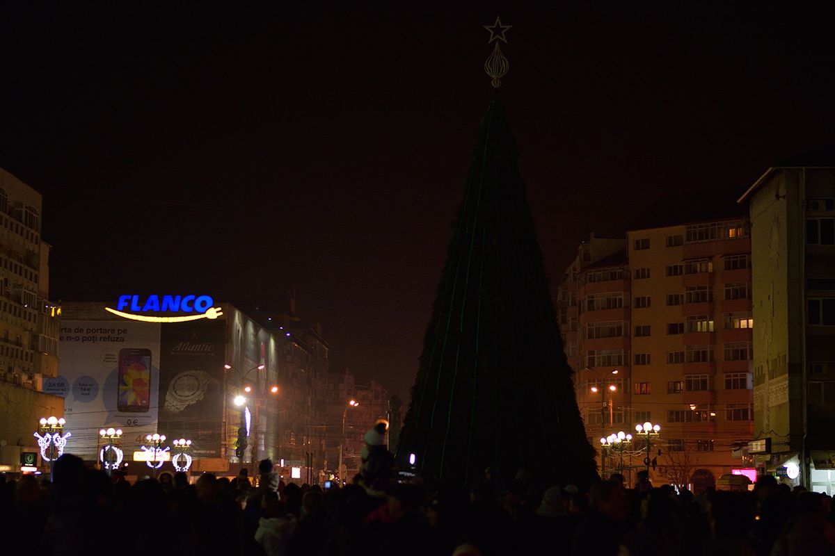 Târgovișteni, pe platoul Prefecturii, așteptând să fie aprinse luminile din brad