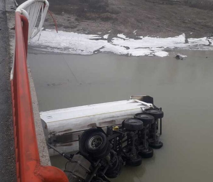 Dâmboviţa: Un autocamion a derapat pe drum cu polei în Finta şi a plonjat în râul Ialomiţa