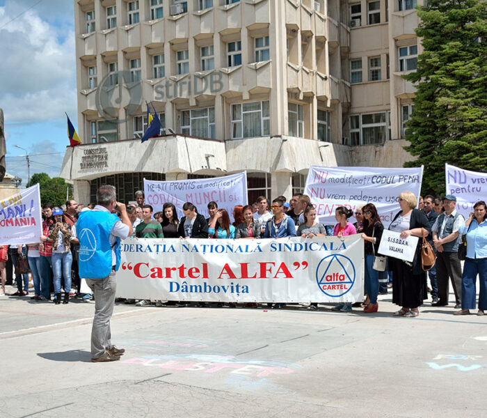 Dâmboviţa: Sindicaliştii au protestat faţă de pensiile speciale ale parlamentarilor