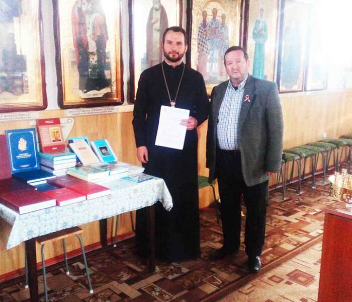 Arhiepiscopia Târgoviştei a dăruit cărţi unei biserici din Căuşeni, Republica Moldova