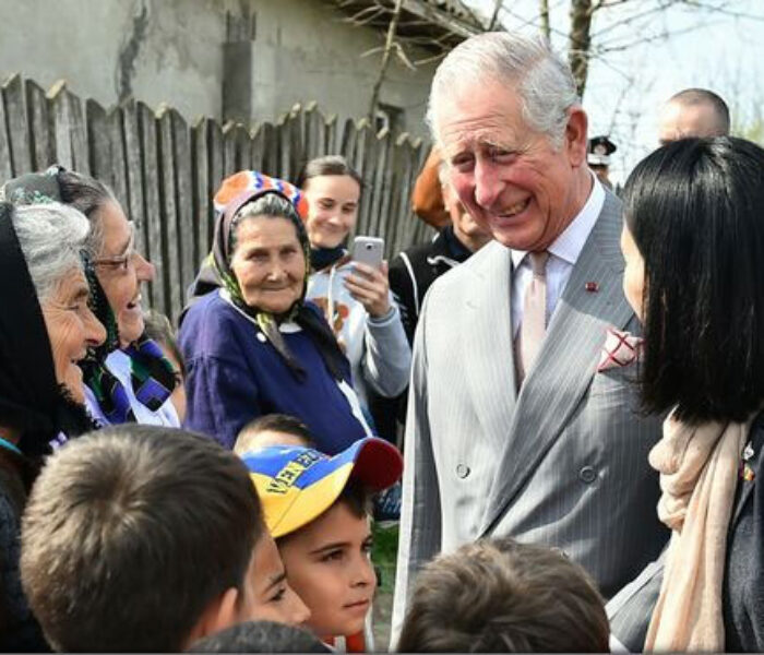 Dâmbovița: Prințul Charles la Vizurești; a glumit, a vorbit în franceză și a primit trei mături