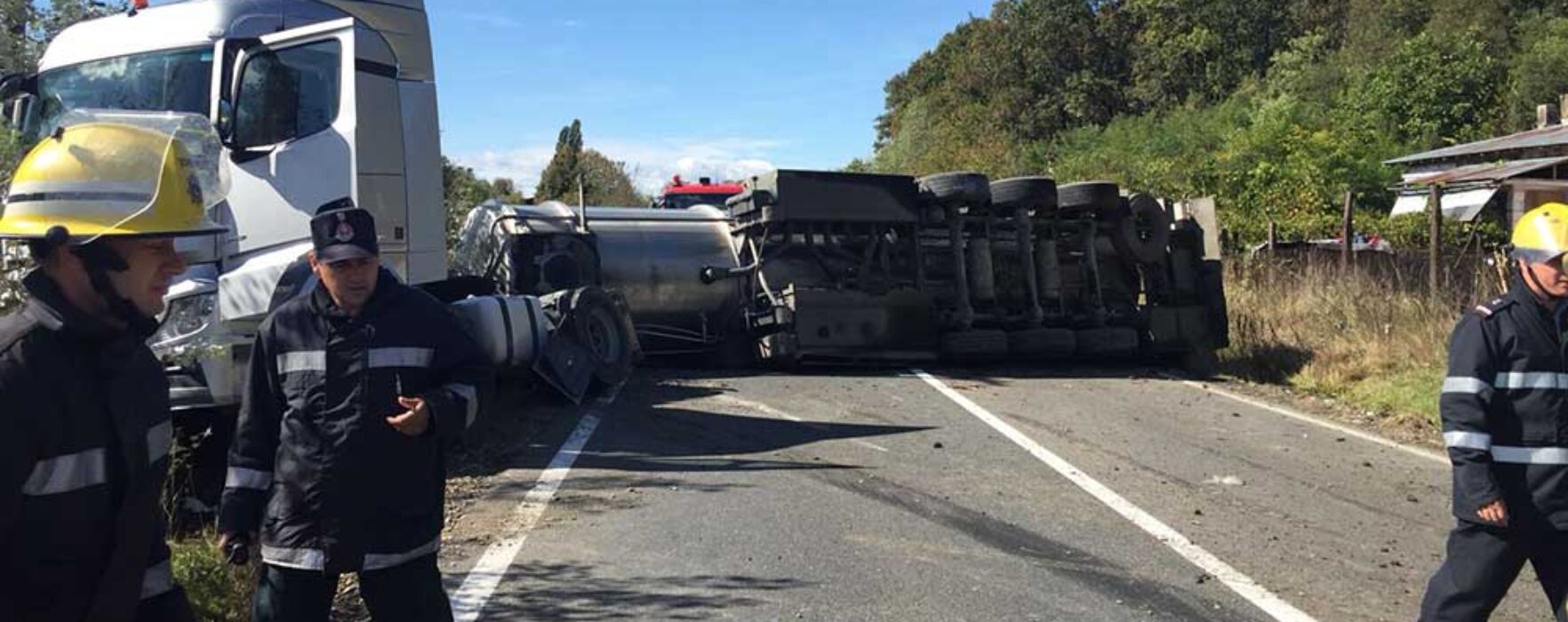 Dâmbovița: Cisternă cu motorină, răsturnată pe DN 72; traficul este blocat