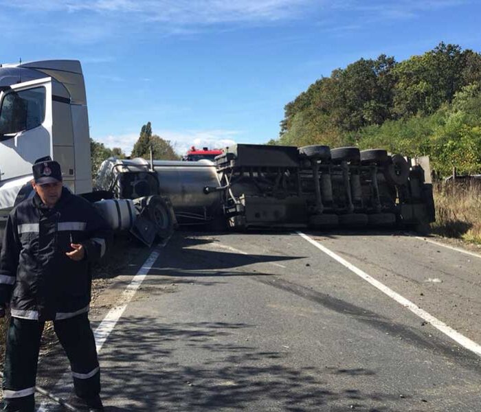 Dâmbovița: Cisternă cu motorină, răsturnată pe DN 72; traficul este blocat