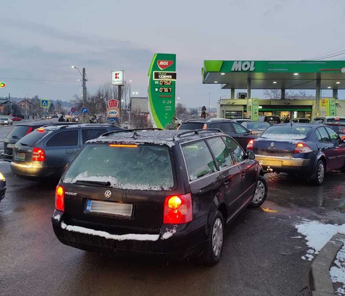 Preţuri record la carburanţi; cozi la benzinăriile din Târgovişte (9 martie 2022)