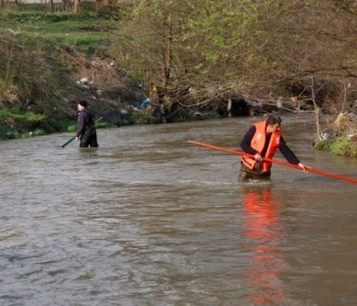 Corpul fetiţei înecată în râul Ialomiţa la Pucioasa, găsit după două zile