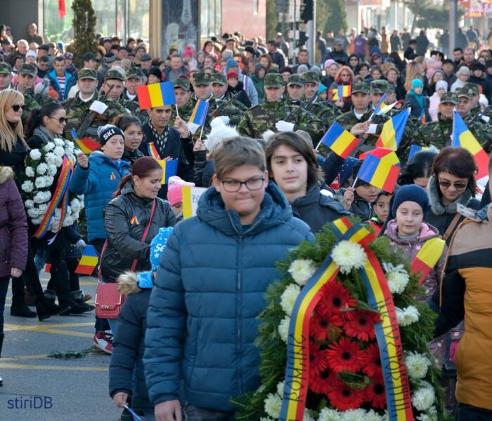 Târgovişte: Prezenţă numeroasă la manifestările dedicate Zilei Naţionale