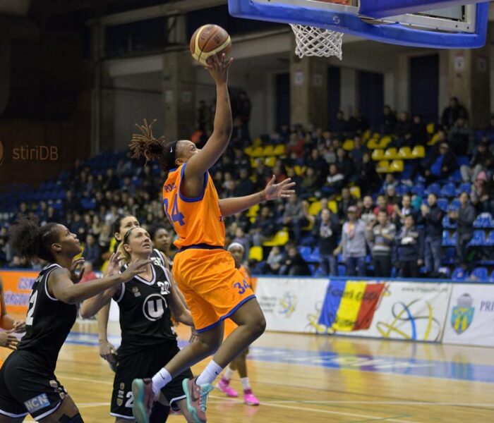 Baschet feminin: CSM Târgovişte câştigă partida cu Universitatea Cluj în ultimele secunde, scor 57-56