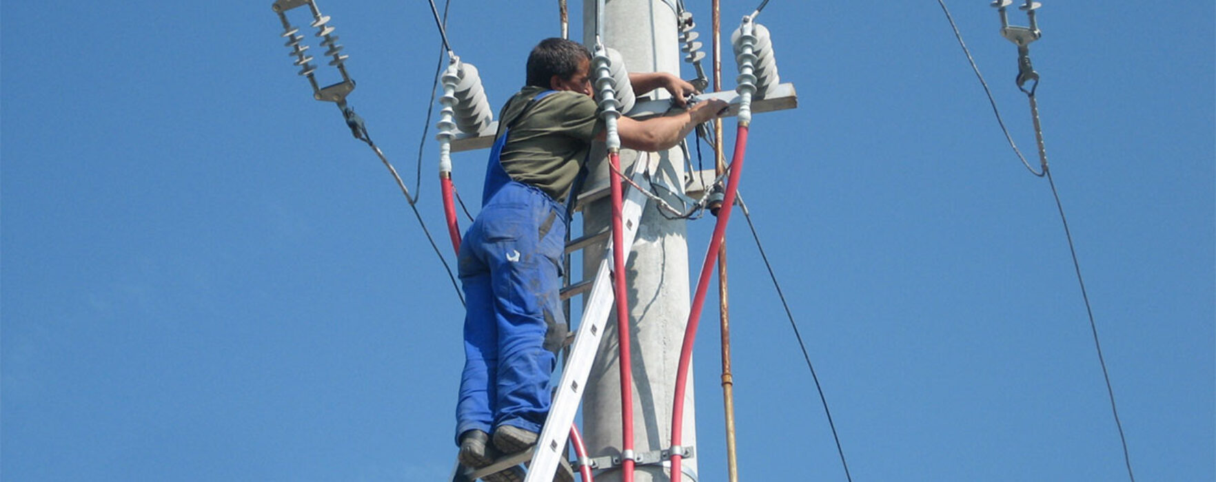 Dâmboviţa: Angajat al unei firme de cablu, electrocutat pe un stâlp de electricitate