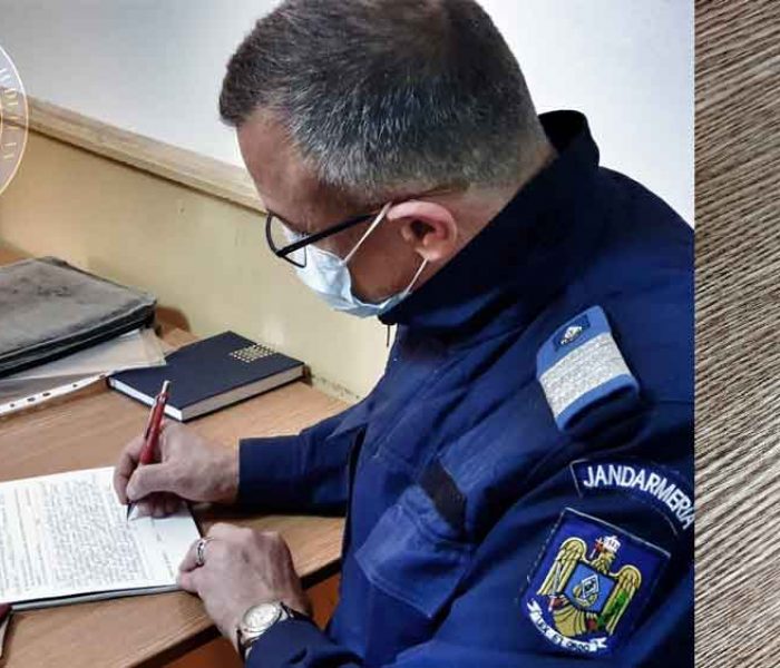 Dâmboviţa: Bărbat cu un cuţit asupra lui, depistat de jandarmi la intrarea în curtea unui liceu