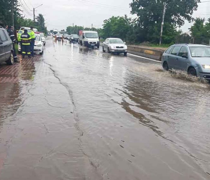 Dâmboviţa: DN7 inundat pe o porţiune de 50 de metri, trafic îngreunat în zona Tărtăşeşti