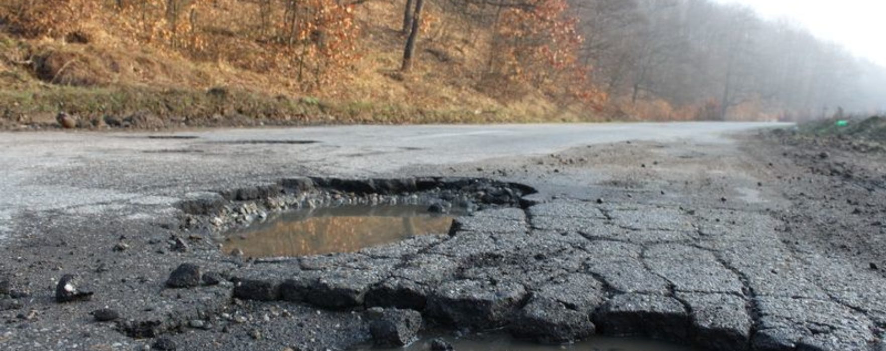 Groapă adâncă de doi metri pe un drum judeţean în Râul Alb