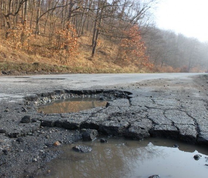 Groapă adâncă de doi metri pe un drum judeţean în Râul Alb