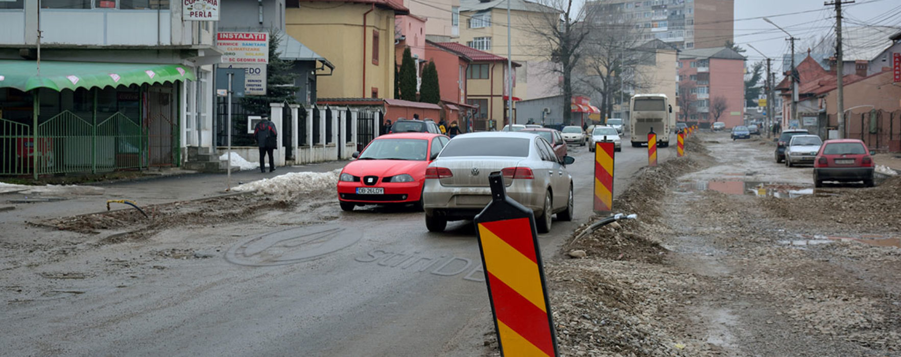 Străzi sparte în Târgovişte şi lăsate luni de zile aşa/Primăria: constructorul e de vină (audio)