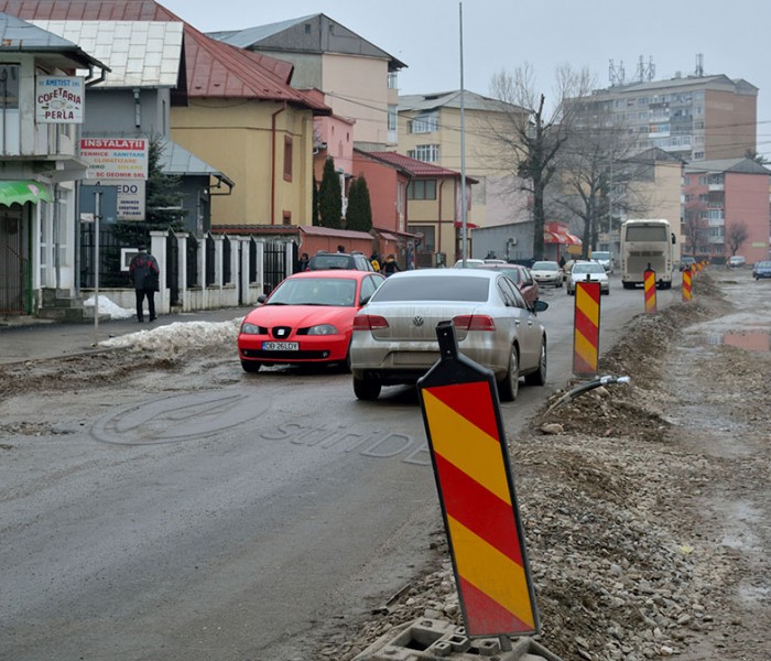 Străzi sparte în Târgovişte şi lăsate luni de zile aşa/Primăria: constructorul e de vină (audio)