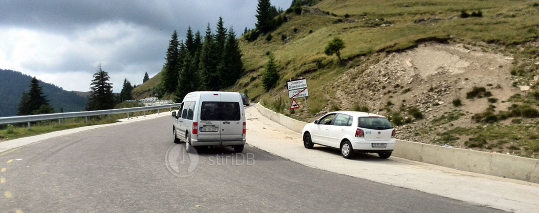 Drumul din DN 71 spre Cabana Cuibul Dorului-Şaua Dichiului, închis, dar se circulă