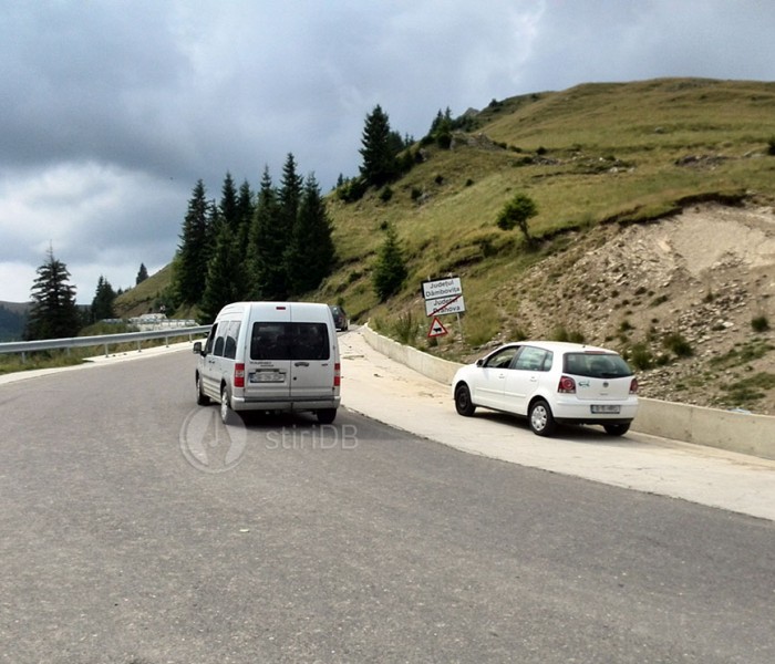 Drumul din DN 71 spre Cabana Cuibul Dorului-Şaua Dichiului, închis, dar se circulă