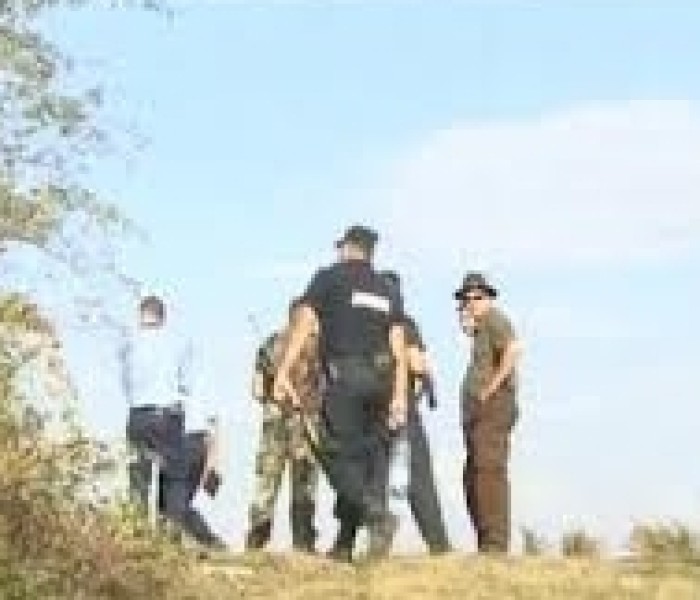 Echipe din poliţişti şi vânători, formate pentru alungarea ursului din zona satului Vârfuri