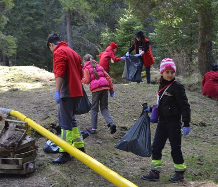 Acţiune de ecologizare a Peşterii Ialomiţei şi a traseelor turristice de la Padina-Peştera