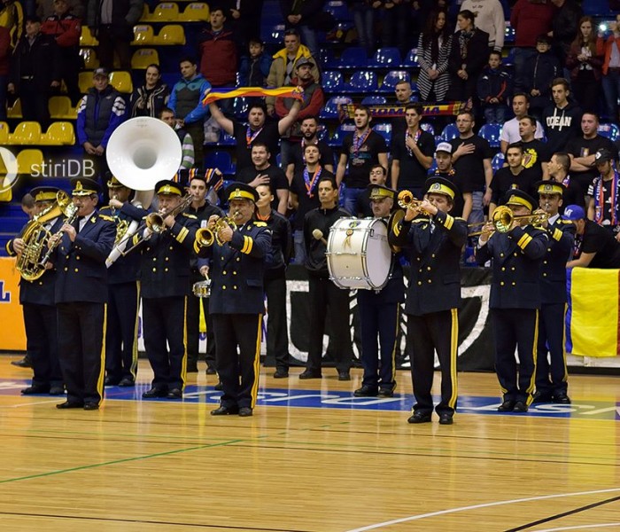 Târgovişte: Imnul național, intonat de fanfară la meciul de baschet feminin CSM Târgoviște – U Cluj (video)