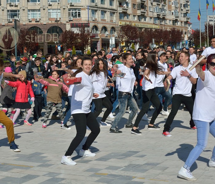 Târgovişte: Flashmob de promovare a lecturii; au participat prefectul şi preşedintele CJ (video|foto)