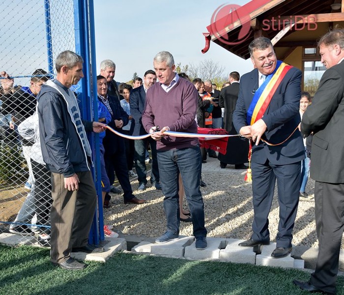 Niculeşti: Inaugurare teren de minifotbal cu gazon artificial