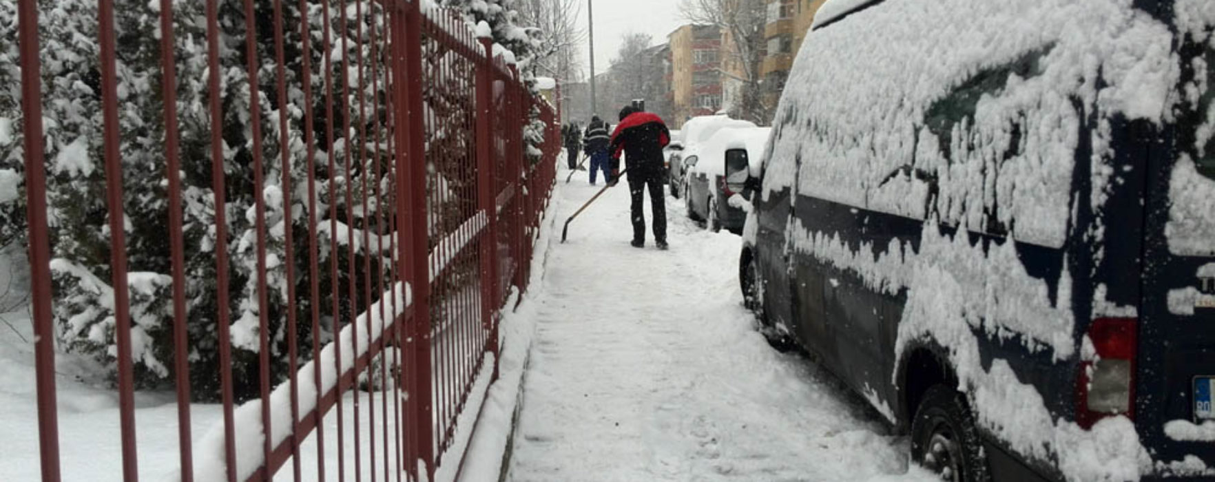 Primarul Târgoviştei, nemulţumit că majoritatea asistaţilor social au luat adeverinţe medicale pentru a nu veni la deszăpezit