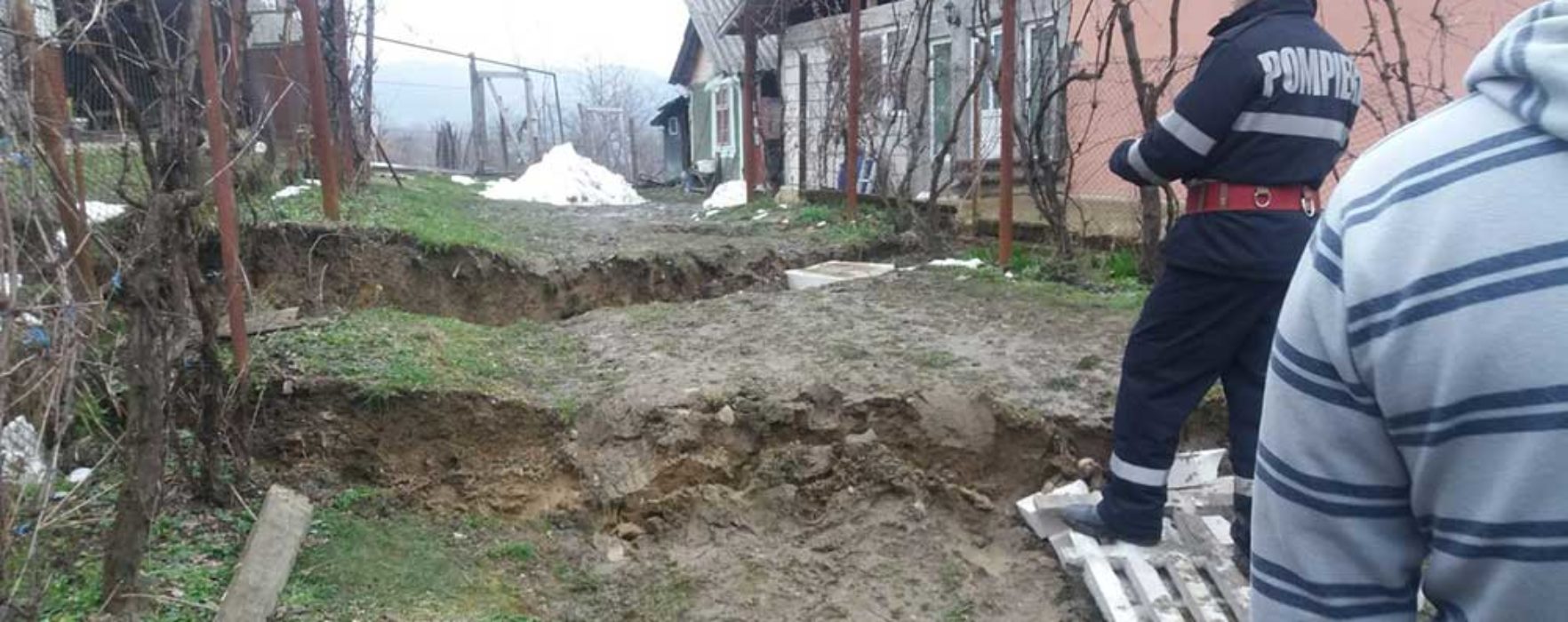 Dâmboviţa: Drum comunal impracticabil, opt case în pericol de a se dărâma şi familii evacuate din cauza alunecărilor