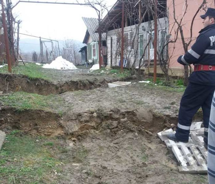 Dâmboviţa: 13 localităţi afectate de alunecări de teren, cele mai grave situaţii rămân la Văleni Dâmboviţa şi Glodeni