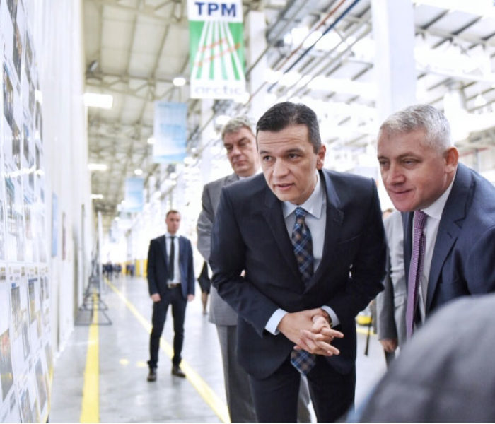 Târgoviște: Grindeanu și-a amintit de anii studenției, când studia pe PC-uri 286, în timpul vizitei la Universitatea ‘Valahia’