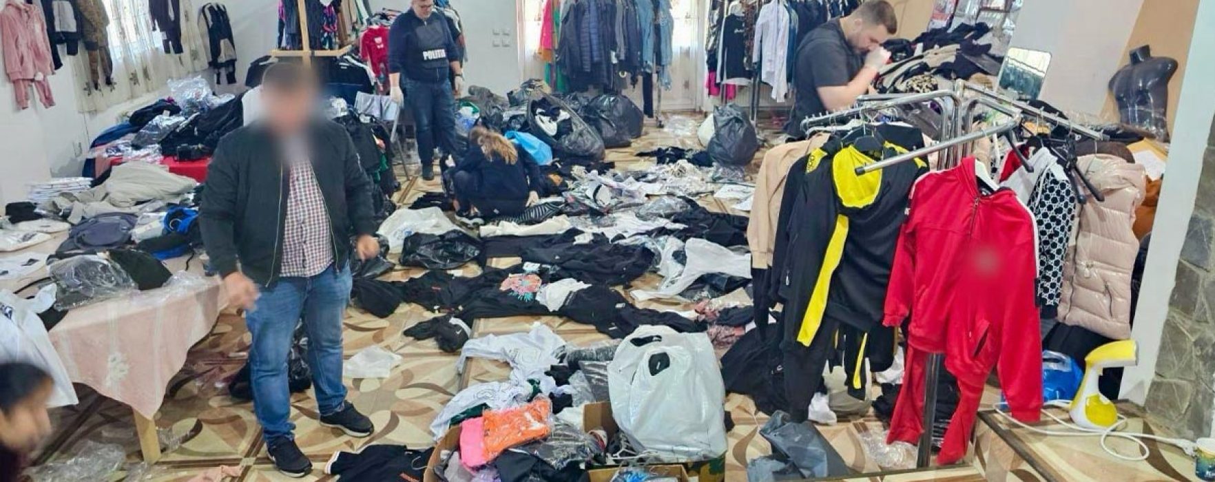 Dâmboviţa: Percheziţii într-un caz de nerespectare a drepturilor de autor; indisponibilizate haine, pantofi, parfumuri şi genţi