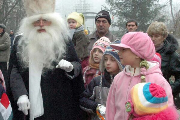 Moș Nicolae în mijlocul copiilor, 2006