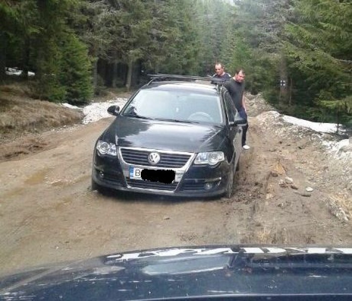 Turişti rămaşi impotmoliţi cu maşina în zona Padina-Peştera