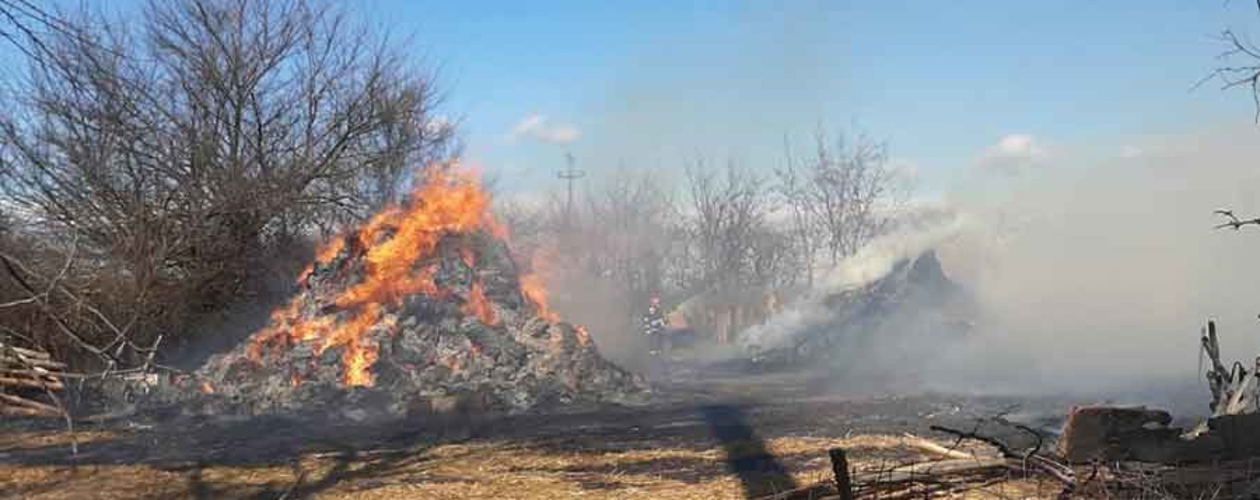 Dâmboviţa: Incendiu într-o gospodărie; focul intensificat de vânt a ars baloţi de fân, un gard şi a omorât ovine