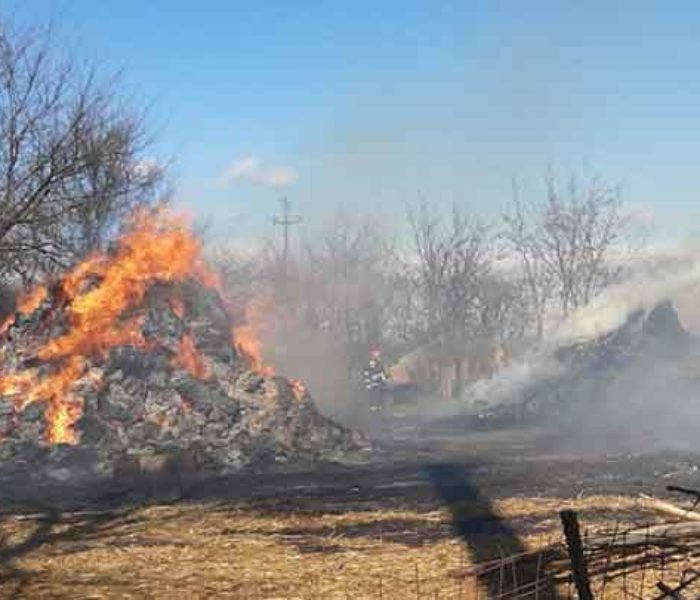 Dâmboviţa: Incendiu într-o gospodărie; focul intensificat de vânt a ars baloţi de fân, un gard şi a omorât ovine