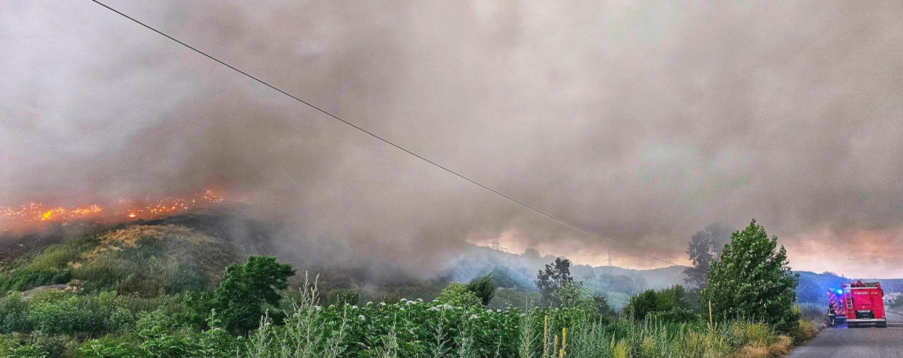 Dâmboviţa: Incendiu de la groapa de gunoi Aninoasa s-a extins pe un hectar