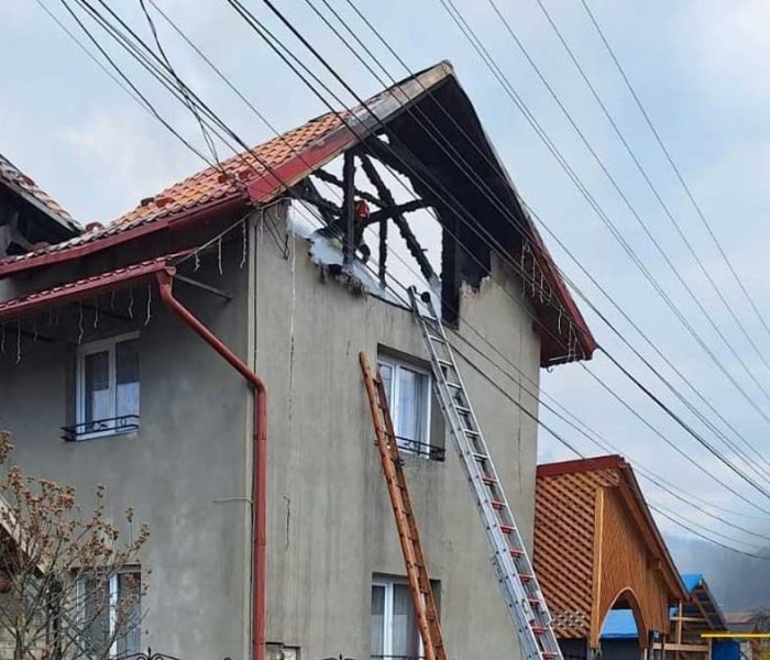 Dâmboviţa: Incendiu în Bezdead extins la acoperişurile a trei locuinţe