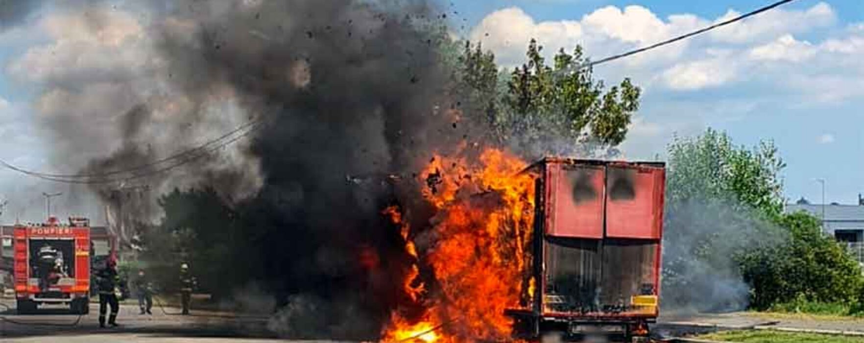 Incendiul la remorca unui autocamion ce transporta baloţi de hârtie, pe şoseaua de centură a Târgoviştei