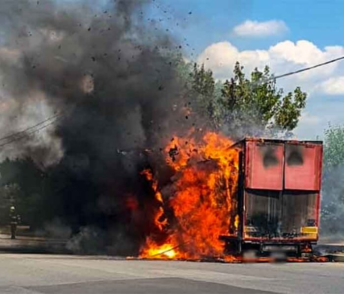 Incendiul la remorca unui autocamion ce transporta baloţi de hârtie, pe şoseaua de centură a Târgoviştei