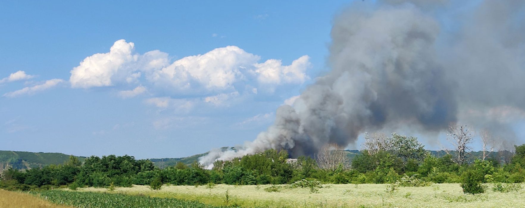 Dâmboviţa: Incendiu la groapa de gunoi de la Aninoasa, degajări mari de fum