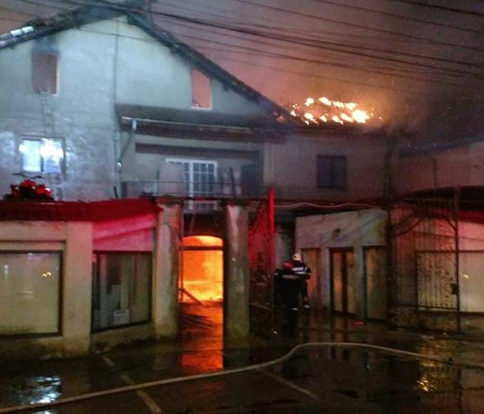 Târgovişte: Incendiu la o fabrică de mobilă; au ars patru hale pe o suprafaţă de 10.000 mp